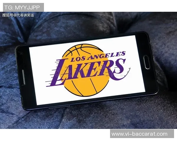 湖人队启程前往凤凰城客场比赛登机照曝光全队士气高涨