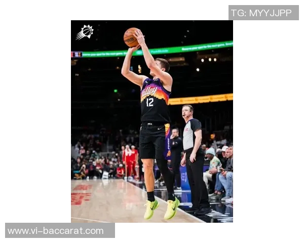 布克首节表现出色三分球未中依然轻松拿下12分2板2助